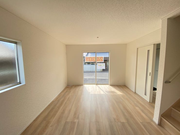 広くて明るいLDKは家族団らんで過ごす安らぎの場所。何気ない1日の当たり前のひとコマがいつか一生の宝物になります♪