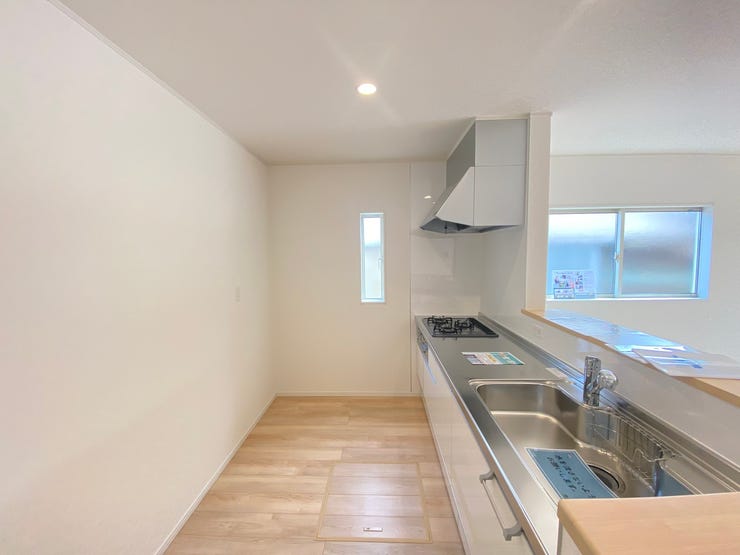 ご家族を見守る事の出来る生活導線上に配置されたキッチン。皆が集まるLDKを見ながら振るう料理は、愛情と温もりが詰まった素敵なモノになるでしょう♪