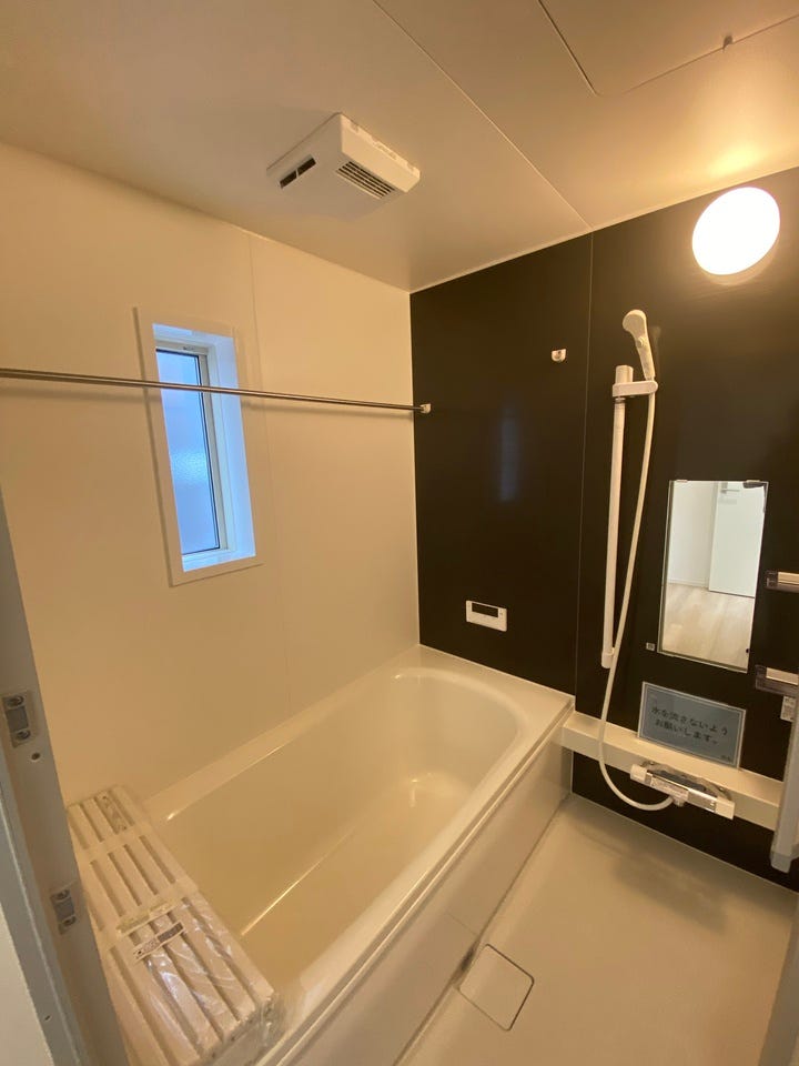 1日の疲れを癒すユニットバス。清潔感が溢れるシンプルですっきりとしたデザイン。半身浴も楽しめるバスタブが心地よさをもたらします♪