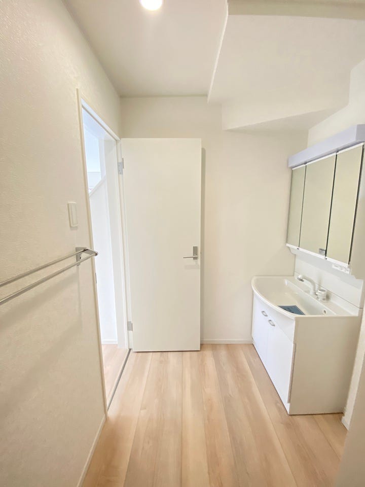 清潔感のある大きい洗面台は、身だしなみチェックやお肌のお手入れに最適です♪