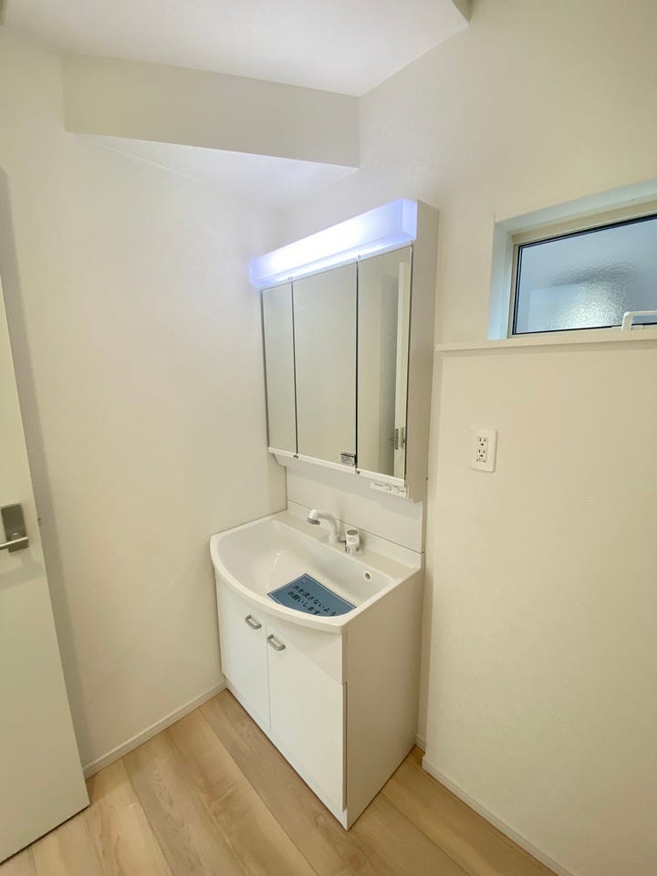 毎日の身だしなみチェックに欠かせない洗面所は、清潔感の溢れる上品なデザイン。使いやすさにもこだわり三面鏡を採用、明るく仕上げられています♪