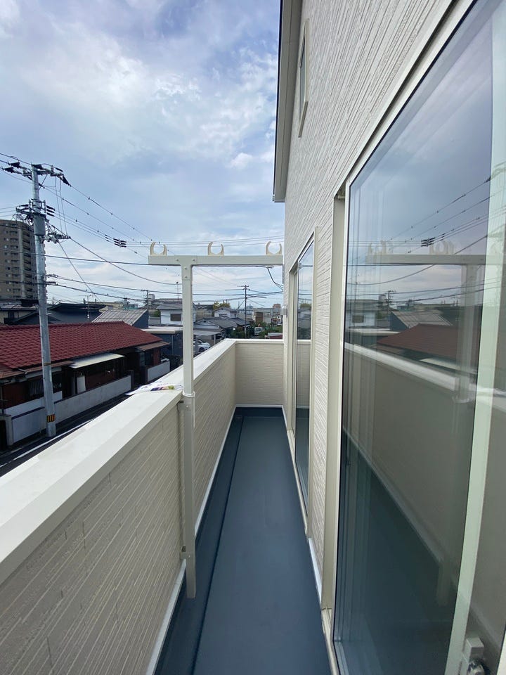 バルコニーは風通しがよく洗濯物も安心して干せそうですね♪