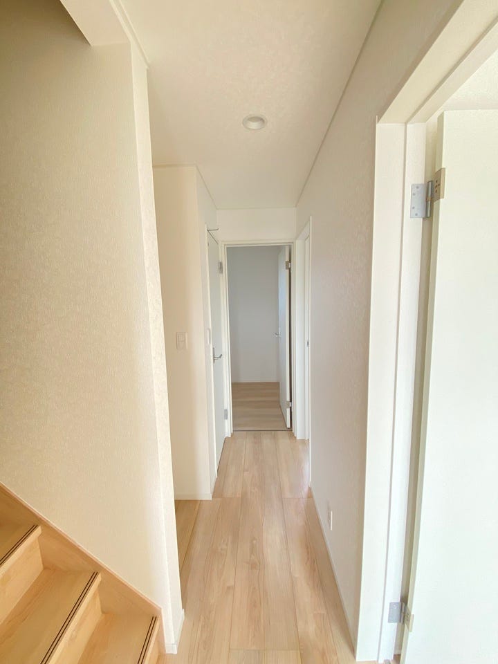 家族のプライベート、ドライヤーのブワーの音も遮ってくれるのはこの廊下の恩恵です♪