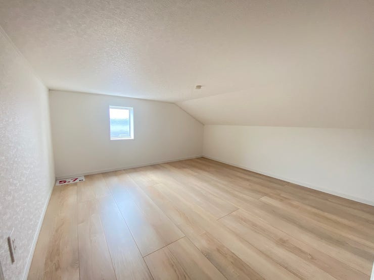 小屋裏収納(ロフト)付き!大容量の収納スペースで、クリスマスツリー、こいのぼり、ひな人形などの季節もの、スキーや釣り道具、テントなどのレジャー用品もたっぷり収納できます◎