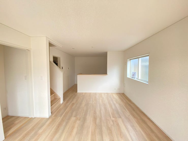 降り注ぐ陽光をいっぱいに浴びて、ライトと共にLDK全体を明るく・開放感のある空間。多くの時間を過ごすLDKだからこそあたたかな空間で安らげます♪