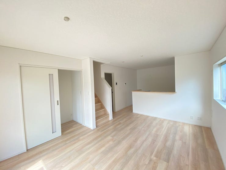 家族が集まるリビング・ダイニングはゆとりの広さを確保。慌ただしい日常を優しく癒してくれる落ち着きあるお部屋♪