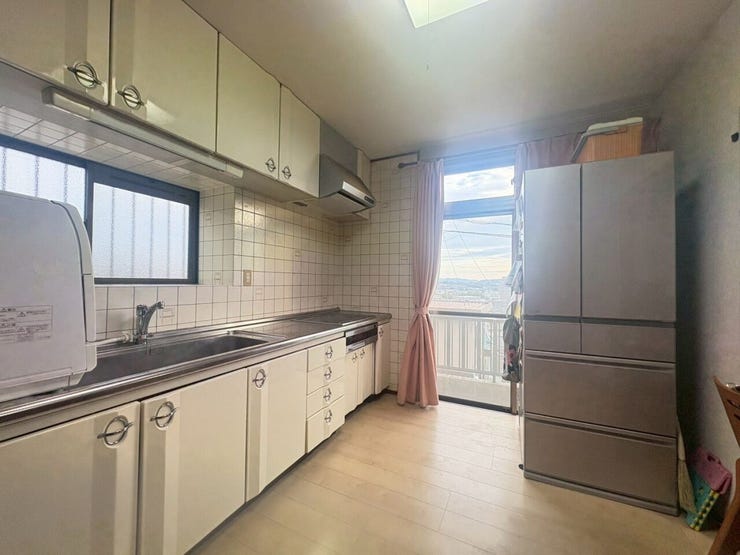 収納力のある吊り戸棚で、調理器具もすっきり片付きます。