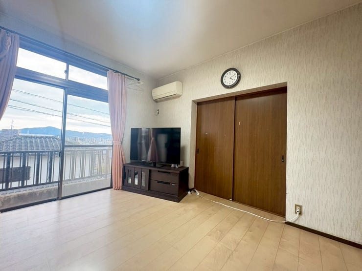 大きな窓から外の景色が楽しめる、開放感あふれるお部屋!