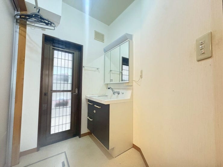 三面鏡付きで収納力もバツグン! 忙しい朝の身支度もスムーズに!