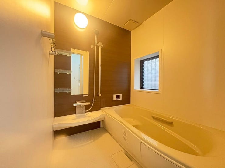 一日の疲れを癒すモダンな雰囲気の浴室! 落ち着いた色合いが魅力です。