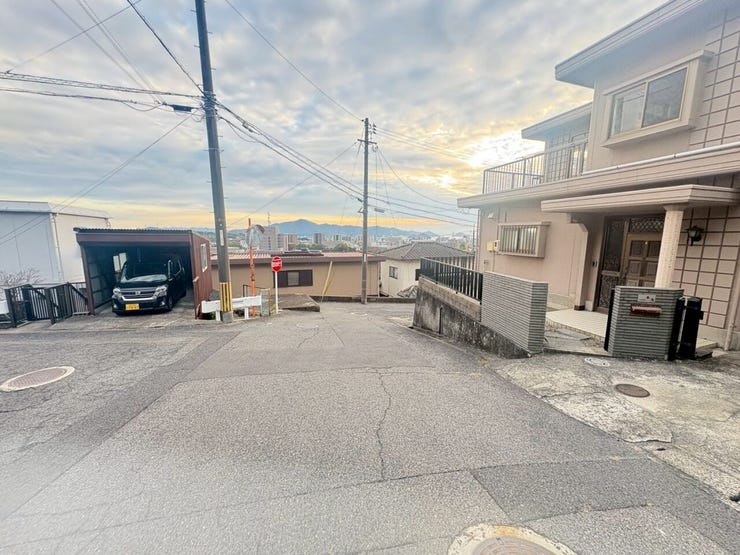 ゆったりとした前面道路で、車の出し入れもスムーズに行えます。