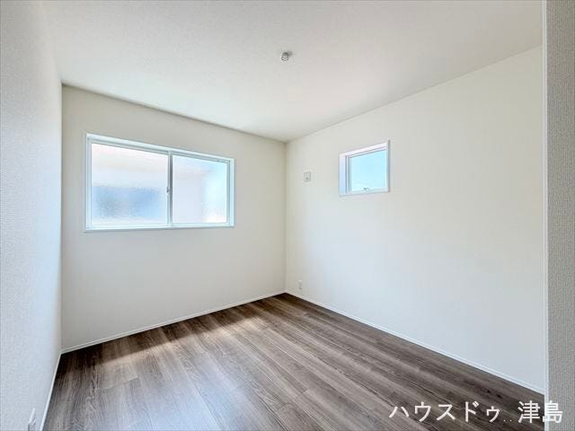 南西5.4帖洋室。南西に位置するお部屋は午後に日当たりが良くなり、冬場もより暖かいです。収納完備。