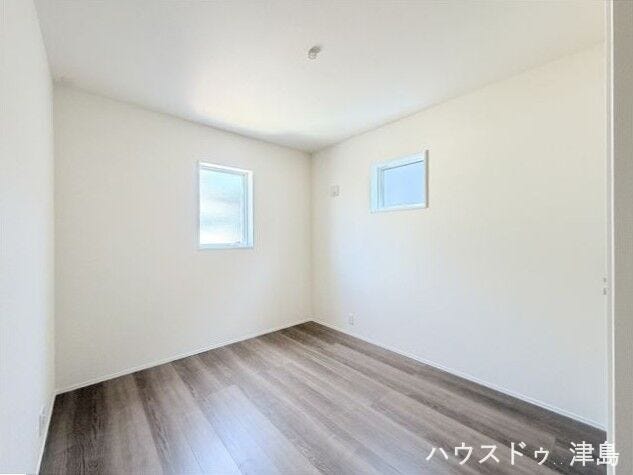 北西5.4帖洋室。全居室2面採光でどこのお部屋でも1日中安定した採光が入り、快適に過ごすことができそうです。2階居室4部屋で3人のお子さまでもお一人ずつ個室を持つことが可能です。