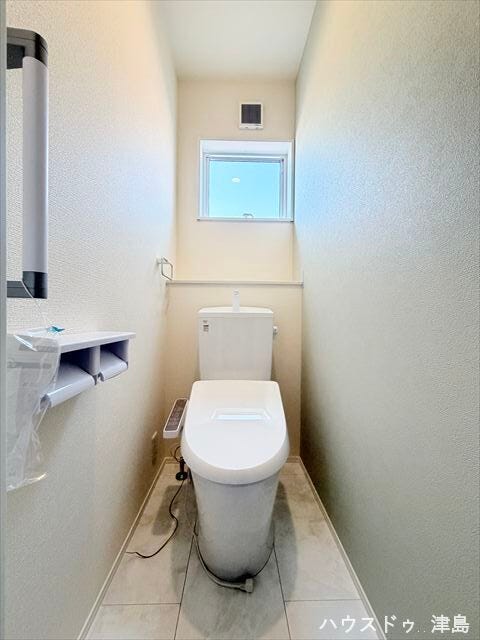 2階トイレ。各階に温水洗浄便座付きトイレがあり慌ただしい朝や就寝時も快適。棚に小物や消臭剤を置けます。