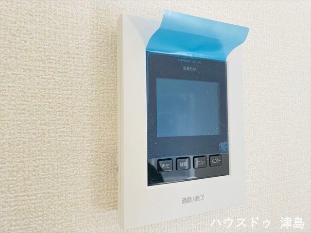モニター付きインターホン。来訪者の顔が確認でき、室内にいながら安心して応対でき、防犯性を高めます。