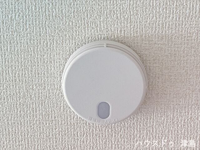 火災報知器。火災による煙や熱を感知して、警報音やブザー等で火災の発生を知らせてくれる頼もしい味方。
