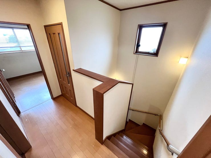 ■□■暮らしを繋ぐ、明るい動線■□■採光窓から光が差し込み、足元を優しく照らす。安全で快適な、家族の生活を支える縦の繋がりです。