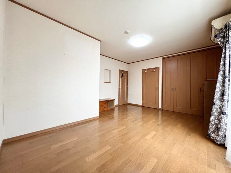 ■□■2階9帖洋室■□■寝室、書斎、趣味の部屋。家族の成長やライフスタイルに合わせ、様々な使い方ができる快適な空間です。