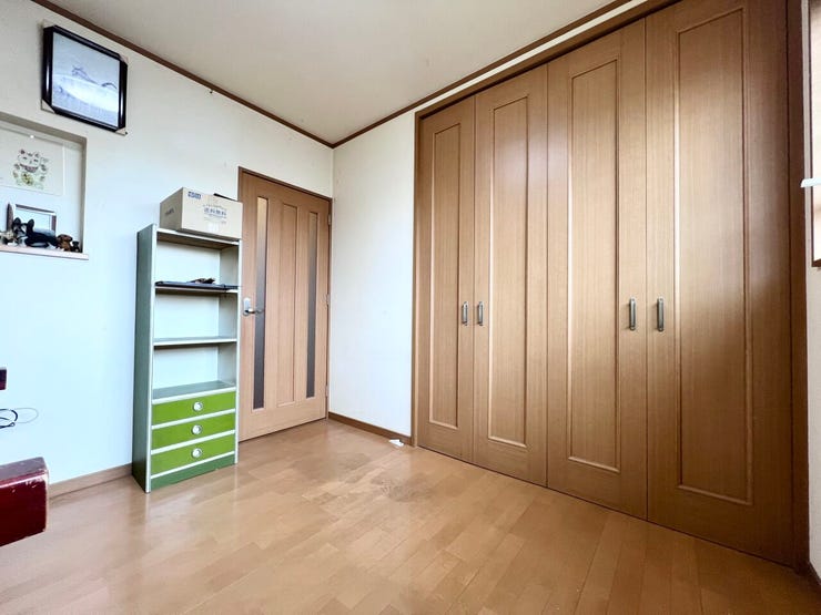 ■□■2階4.5帖洋室■□■寝室、書斎、趣味の部屋。家族の成長やライフスタイルに合わせ、様々な使い方ができる快適な空間です。