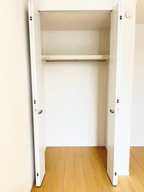 部屋ごとに設けた収納は住みやすさへのこだわり。ハンガーパイプや枕棚があらかじめついているので、サッと片づける事が出来ます!