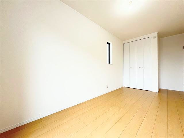 明るく、収納スペースも完備された洋室は、子供部屋としても、寝室としてもお使い頂けます。