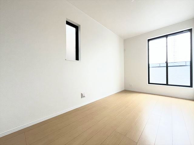 南側の洋室は、日差しがたっぷりと降り注ぎ、明るく開放的な空間で、朝の光を感じながら爽やかなスタートが切れる場所です。