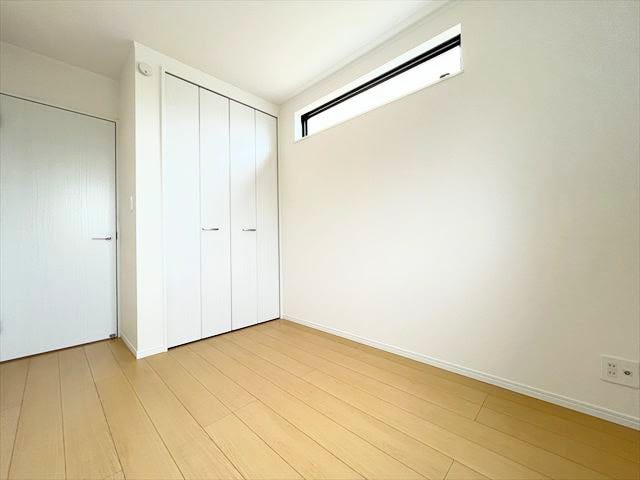 北側の洋室は、柔らかな自然光が差し込む落ち着いた空間。静かな環境で、ゆっくり読書や趣味の時間を楽しむのにぴったりな部屋です。