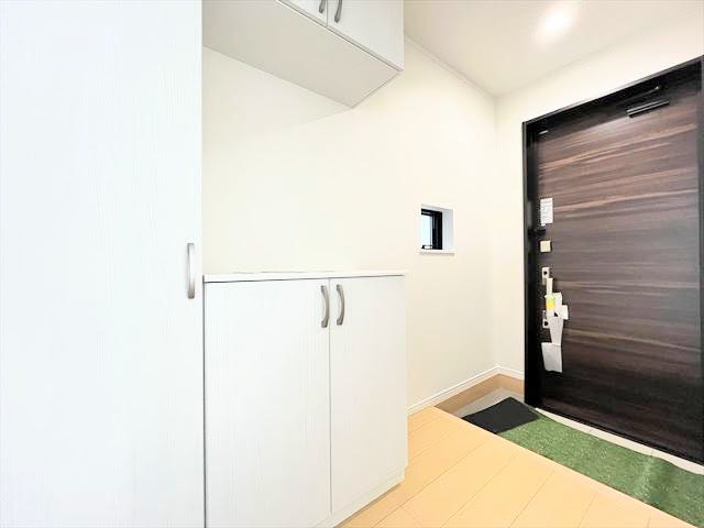 玄関収納には小物を飾るスペースがあります。季節ごとに小物を変えたりとアレンジ次第でさらにオシャレな玄関になります!