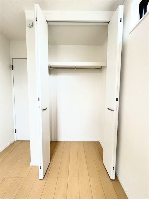 収納スペース充実!お部屋を広く使えます。ハンガーパイプや枕棚があらかじめついているので、スッキリ片づける事が出来ます!