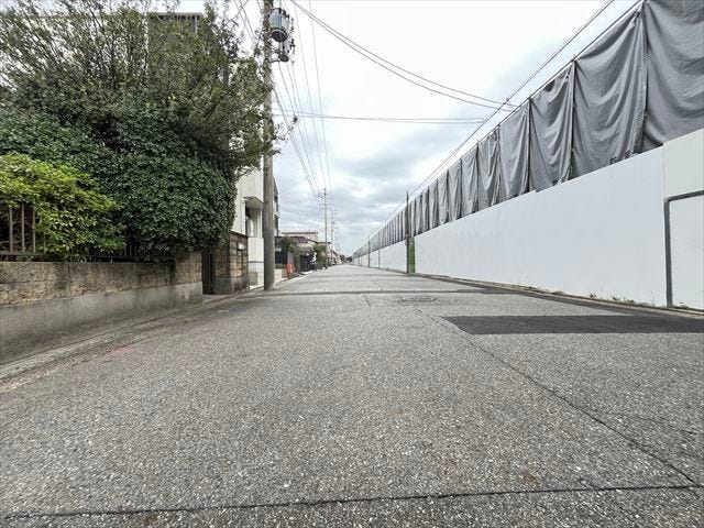 幅員約9mの前面道路です。広々としていて、街並みが開放的で圧迫感がありません。