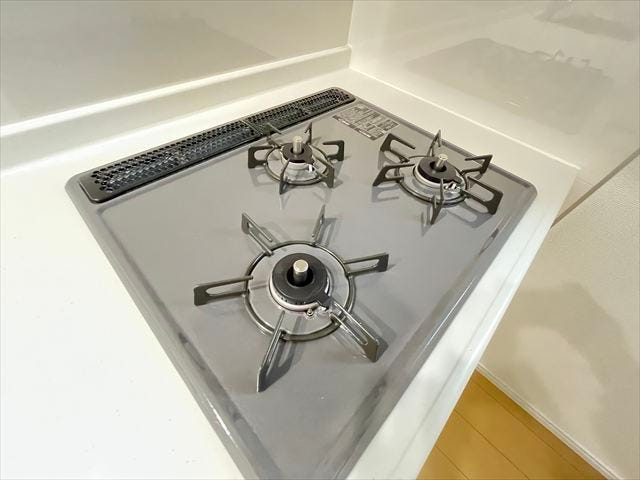 3つ口コンロで調理の時間短縮をはかれます。家族みんなで楽しむ食事準備がスムーズにでき、毎日の料理がさらに楽しくなります。