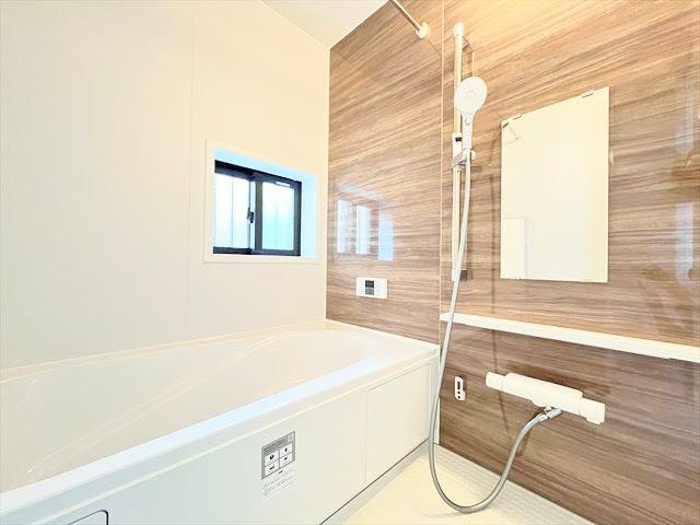 壁の色に変化をつけているので、明るさを保ちつつも落ち着いた印象の浴室です。広々としたバスタブは1日の疲れをリフレッシュ出来そうですね。