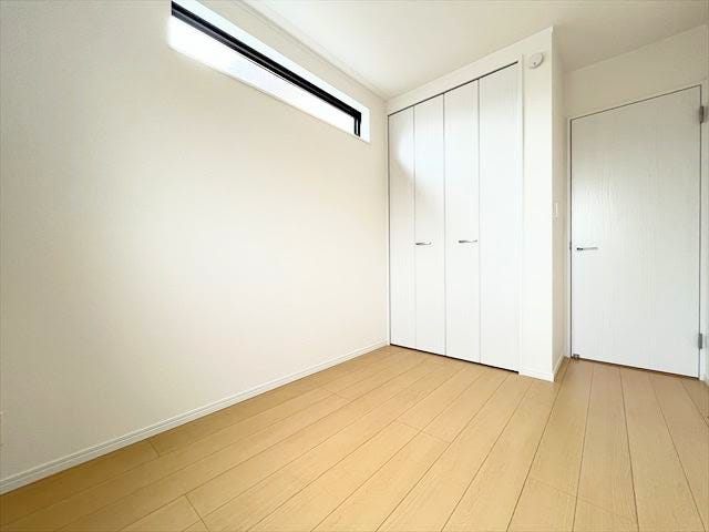 北向きの洋室は、穏やかな光がやさしく広がる落ち着いたお部屋です。自分だけのくつろぎスペースとしても使いやすく、居心地の良さを感じられます!