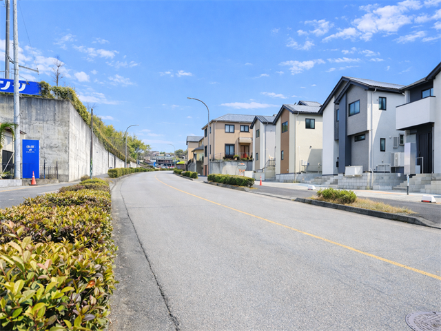 【北側 前面道路】幅員約7m以上の前面道路です。車の出し入れもしやすく、また配達などの車が停まっていても通行出来る道幅となっています。