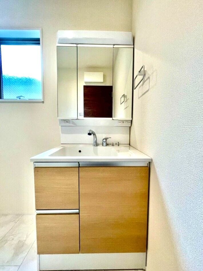 高い位置に水栓があり、水垢が付きにくい洗面台です!お掃除がとっても楽になります♪