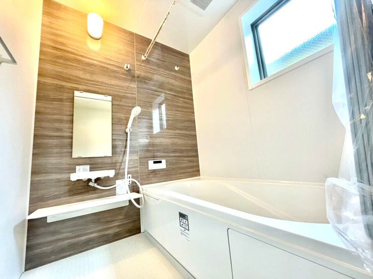 浴室に物干し竿があるため室内で洗濯物を干すことができ、 雨の日や寒い季節など、外に干すことが難しい場合に重宝します!