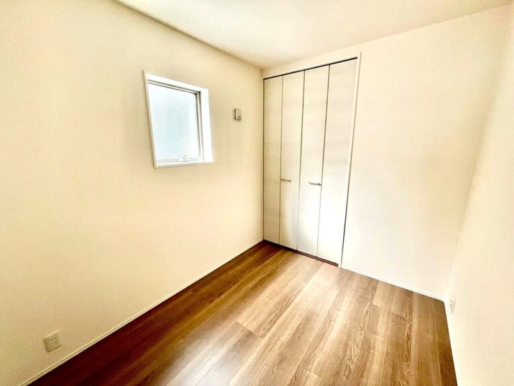 コンパクトなデスクとチェアを置いて、自宅での作業や勉強のための集中スペースとしても活用できます!