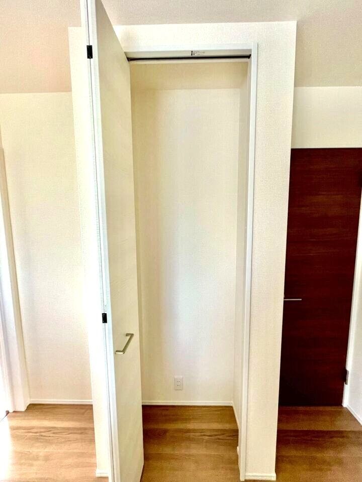 扉付きのクローゼットは中を隠せるため、生活感を抑えた洗練された印象を保ちやすいです!