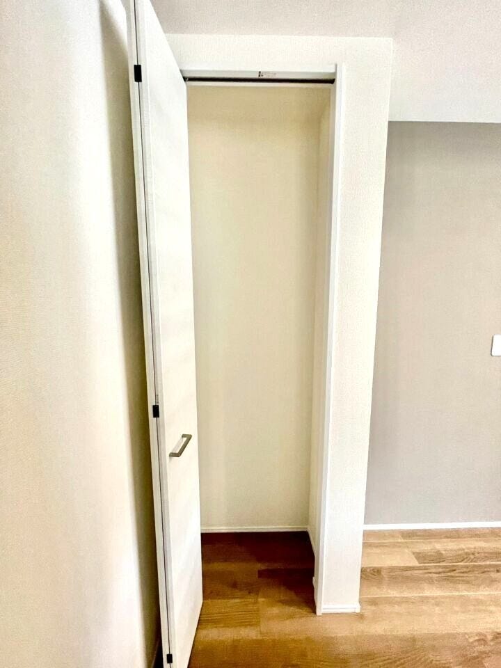 棚やハンガーラック、引き出しを設置するなど、自分の収納スタイルに合わせた使い方が可能です!