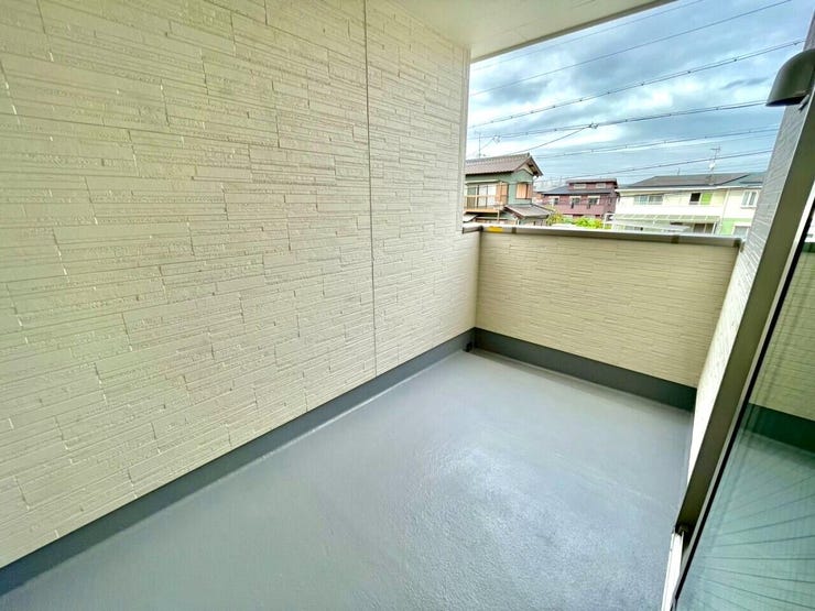 インナーバルコニーは雨や風、直射日光を防ぐ構造になっているため、洗濯物を干す場合でも安心して使用できます♪