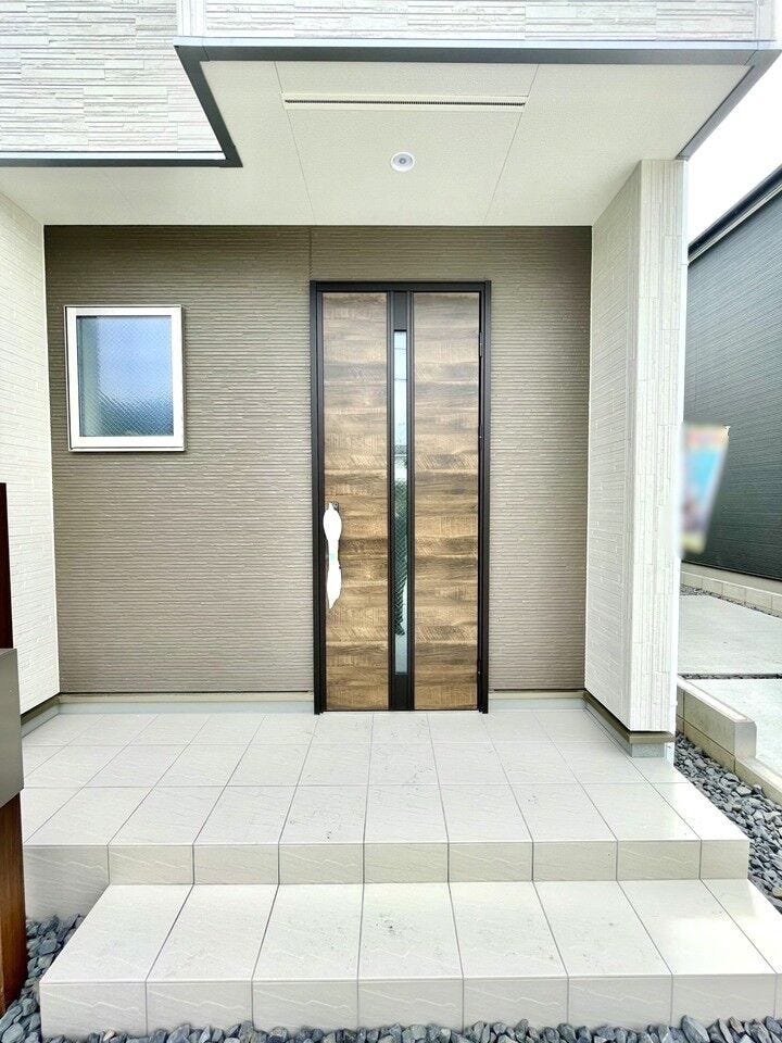 ガラス付きの玄関ドアはガラス部分から自然光が入るため、玄関が明るくなり、日中は照明を使わずに済むこともあります!