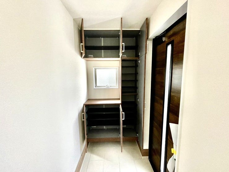 大容量のューズボックスで靴の種類や季節に応じて多くの靴を収納でき、家族全員分の靴を一箇所にまとめて管理できます♪