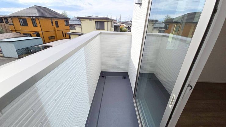 南向きのバルコニーで日当たり良好♪洗濯物も早く乾きそうですね♪