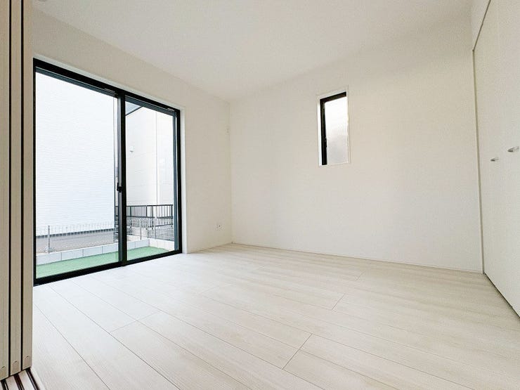 リビングと一体利用できる約5.75帖の1階洋室!