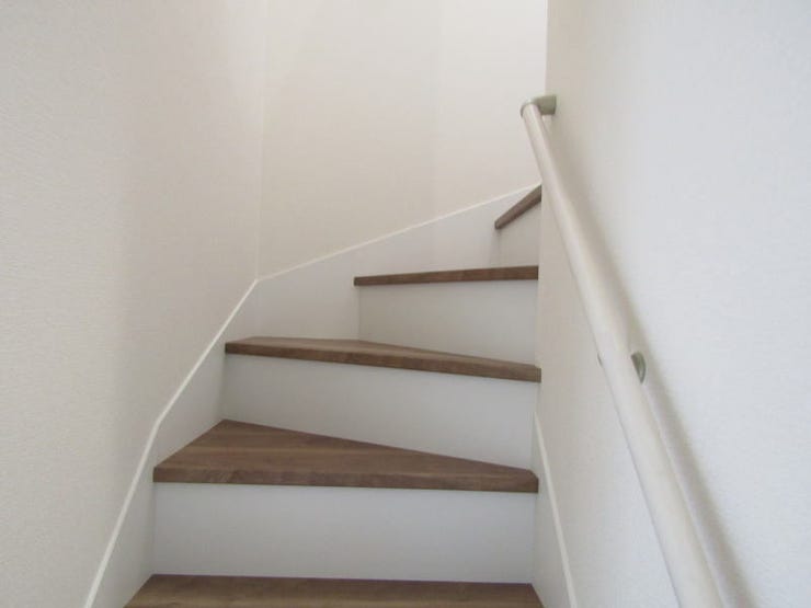 毎日の上り下りをしっかりサポートする階段手すり。小さなお子さまやご年配の方にも安心な設計です。