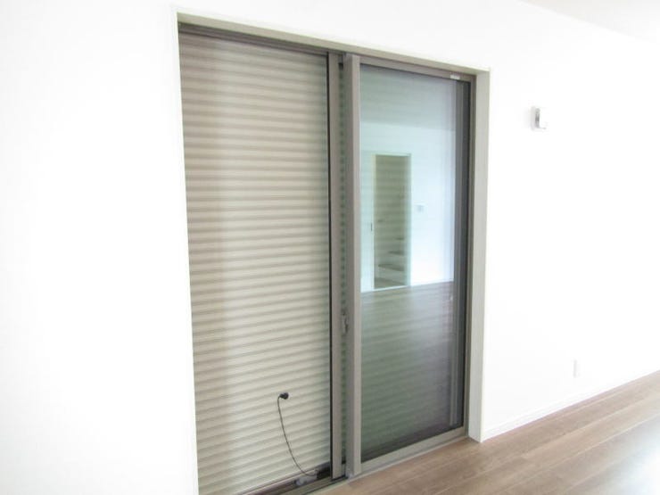 窓にはシャッター雨戸を完備。外出時や就寝時も、しっかりとプライバシーと安全を守ります。