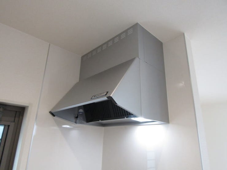 スタンダードで使いやすいブーツ型レンジフードを採用。安定した吸引力でしっかりと煙やニオイを排出します。