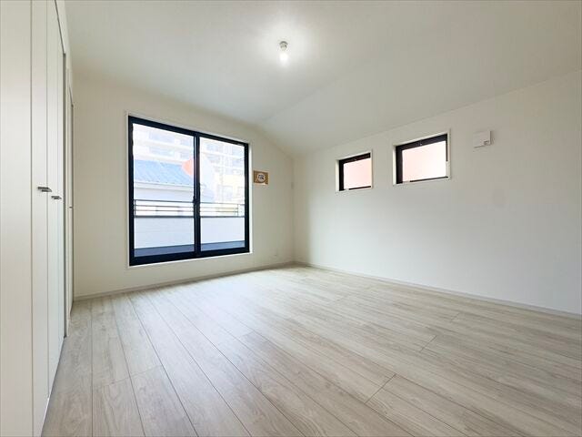 7.5帖洋室:バルコニーにつづく大きめの窓からたっぷりと日差しが降り注ぎます。2面採光なので、明るいお部屋でもちろん風通しも良好です。