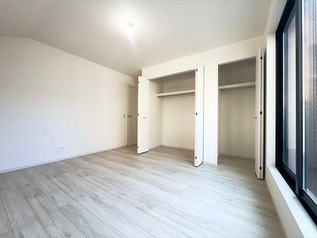 7.5帖洋室:収納がしっかりあるので、お部屋を広くお使いただけます。小物なども収納できるのでレイアウトも楽しむことができそうです。