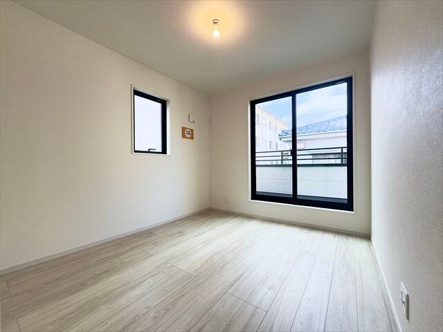 間取り図左下5.2帖洋室:バルコニーへ出入りが可能な洋室です。大きな窓の設置があり、開放感のある空間ですね。